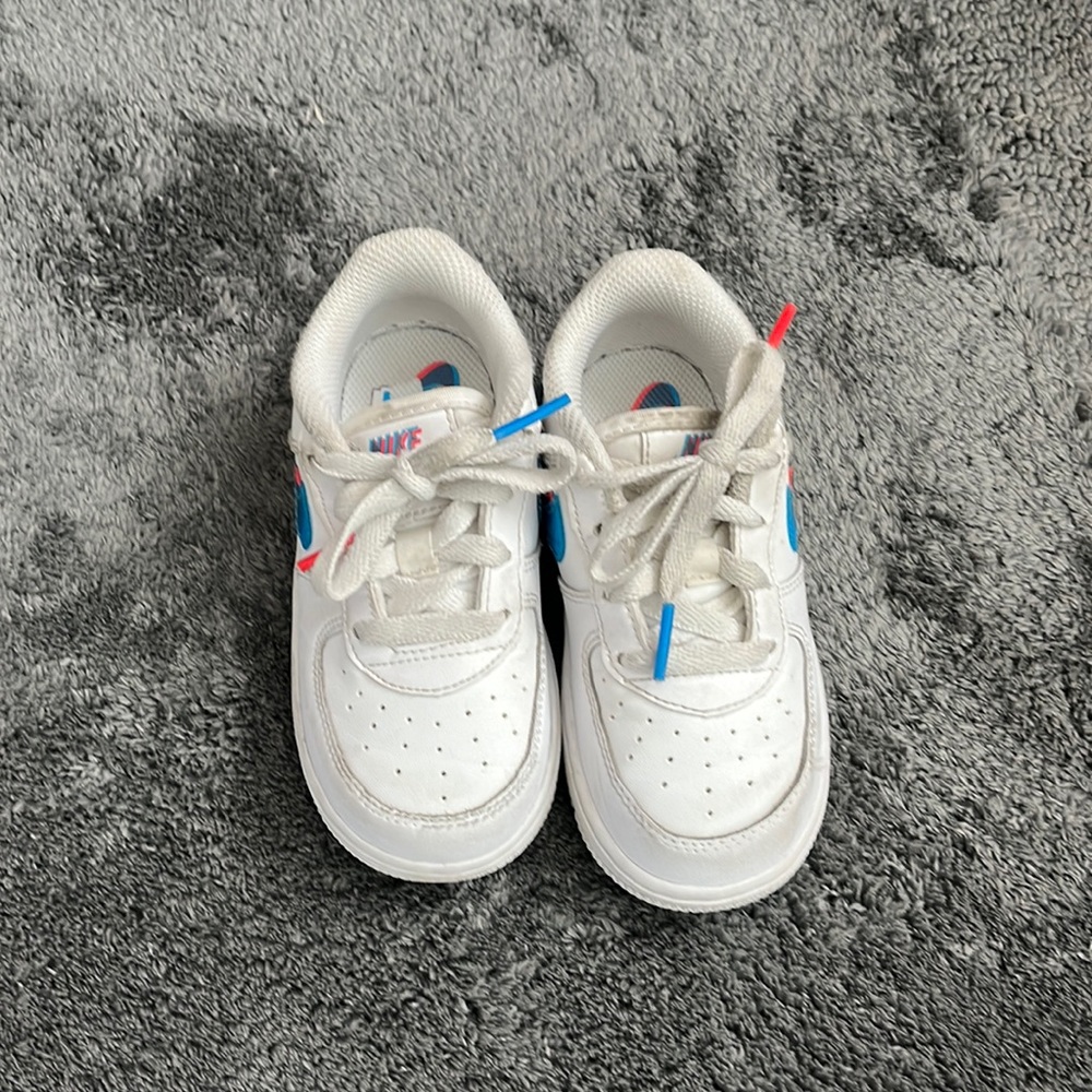 Toddler girls Nike sneakers
